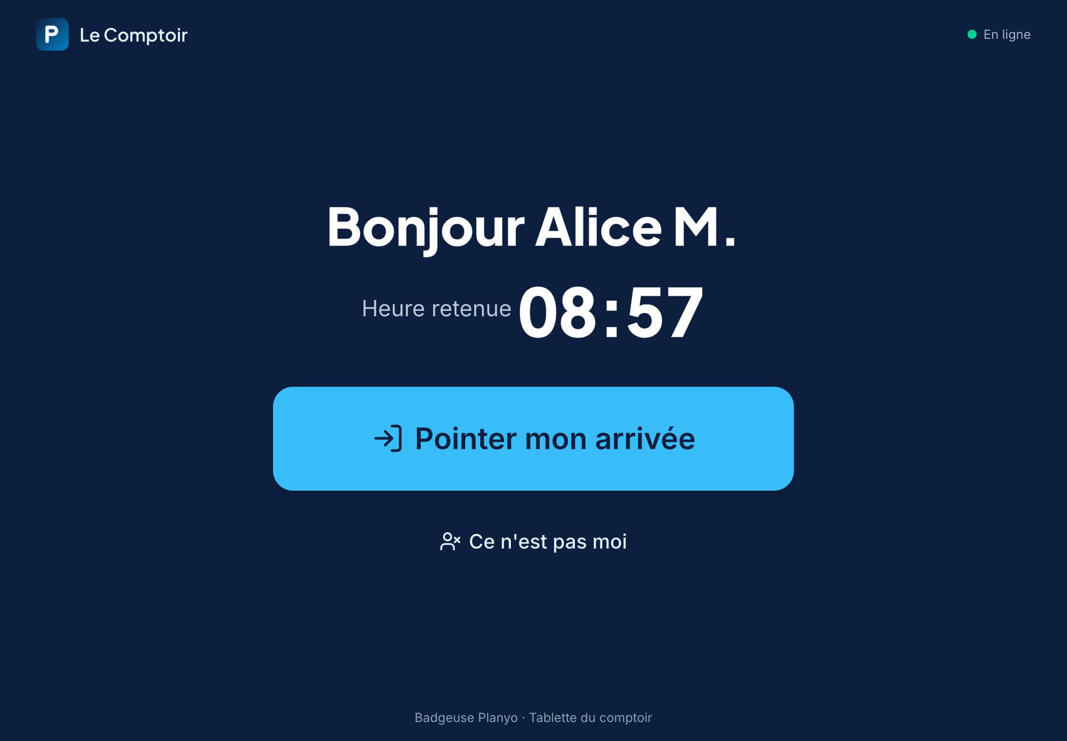 La badgeuse Planyo sur une tablette reconnaît le salarié : « Bonjour Alice M. — Heure retenue 08:57 — Pointer mon arrivée ».